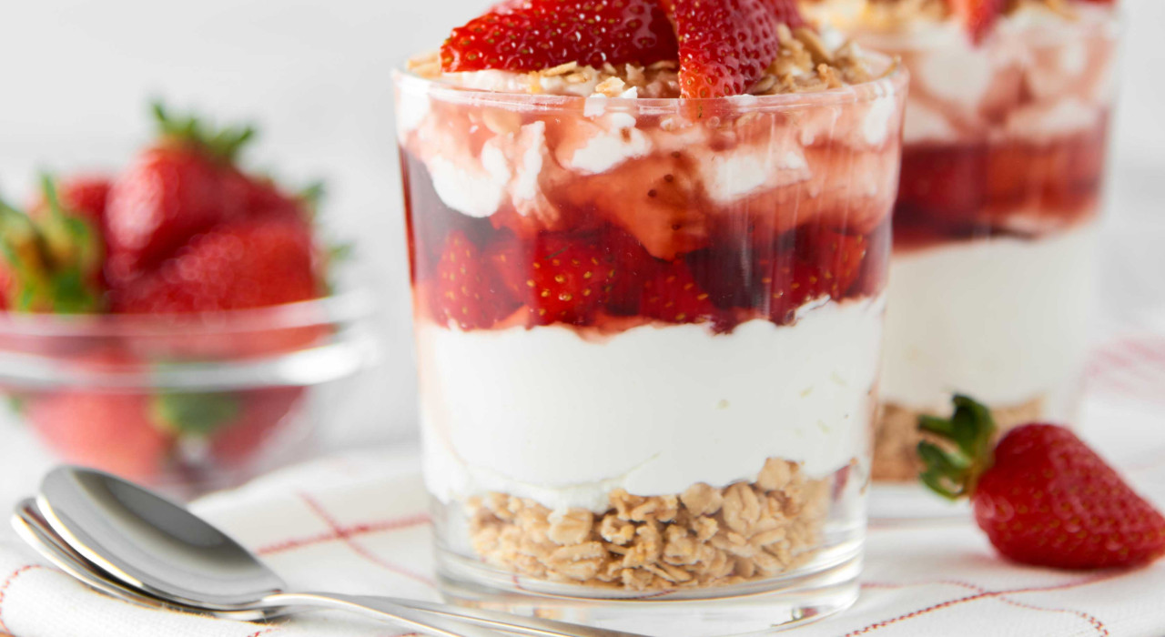 Joghurt-Erdbeer-Knuspermüsli im Glas