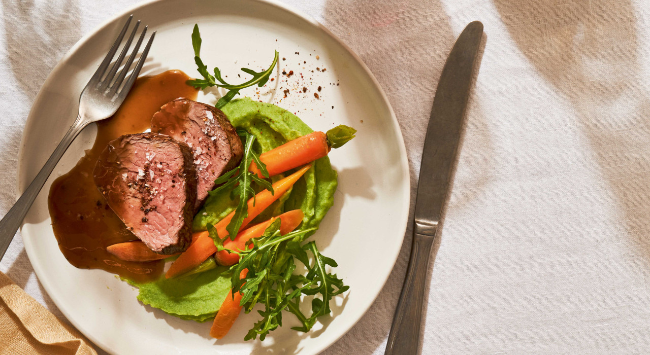 Rinderfilet mit grünem Erdäpfelpüree und jungen Karotten