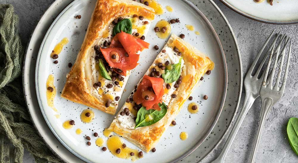 Räucherlachs-Tarte mit Linsen, Spinat und Orangen-Senf-Dressing