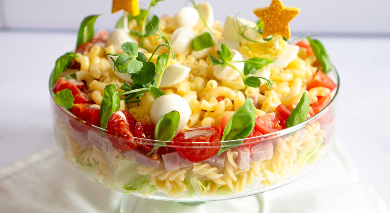 Sommerliche Nudelsalat-Torte