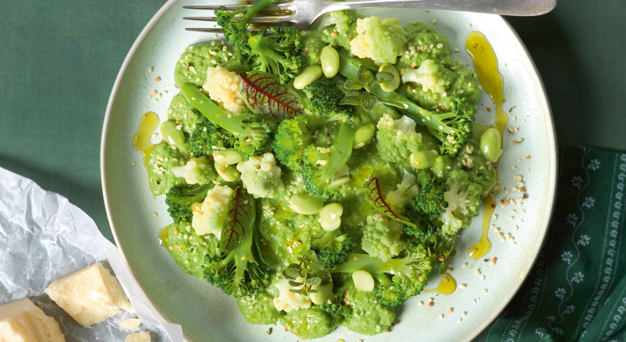 Brokkoli mit Edamame, Kräutern und Parmesan