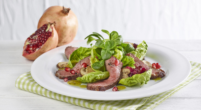 Blattsalat mit gebratenen Rindfleischstreifen und Granatapfel - www ...