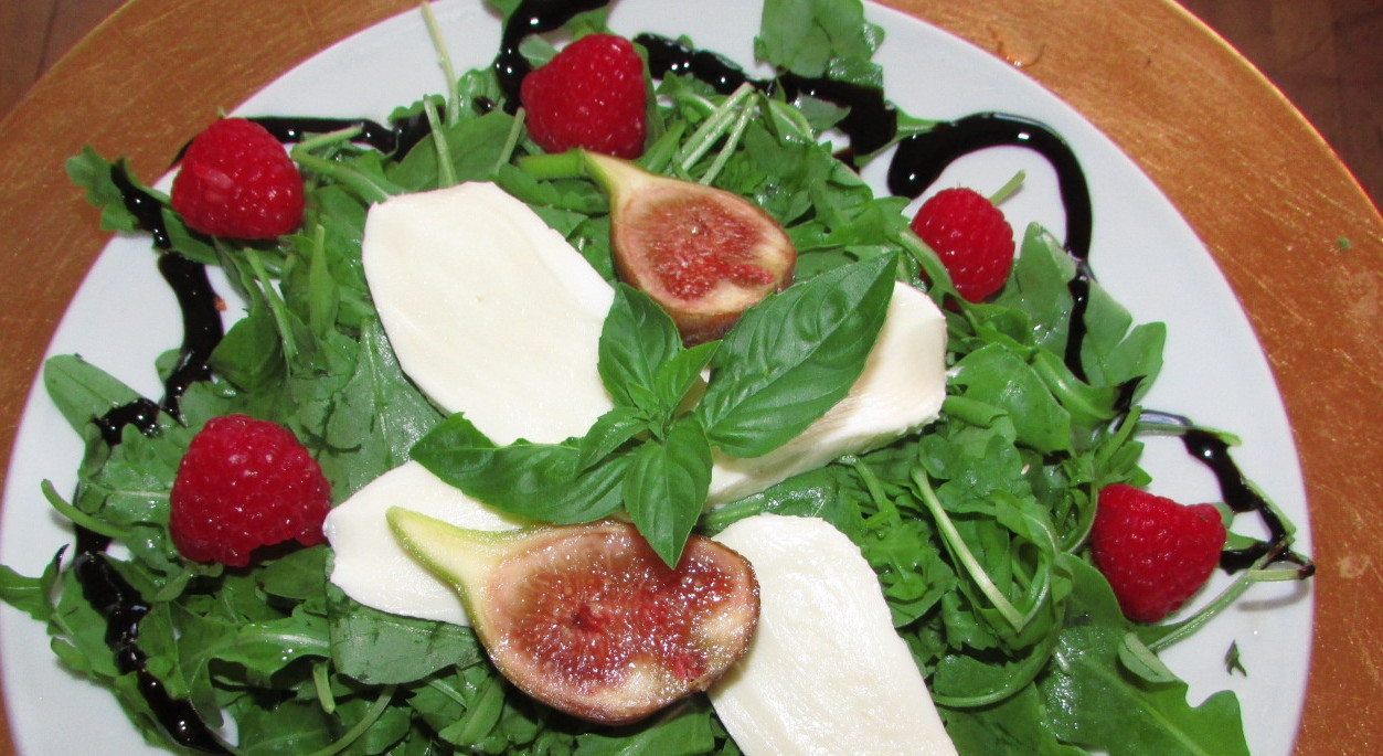 Leichter Feigen-Himbeer-Rucola Salat mit Mozzarella - www.nahundfrisch.at